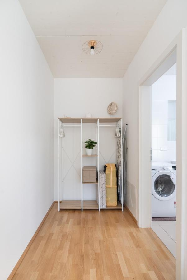 Helles, Neues Dg Apartment Mit Blick Zum Donauturm Vienna Exterior photo